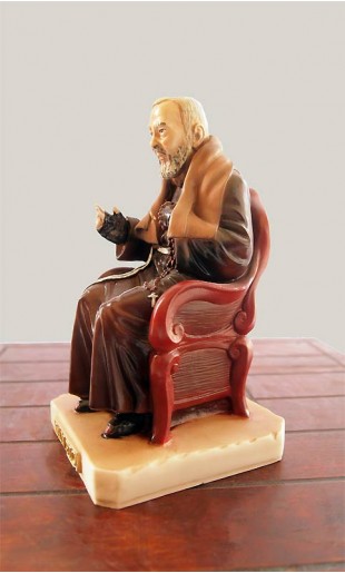 Statua Padre Pio seduto, colorato.